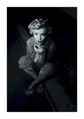 Marilyn Monroe sitter på trottoar poster