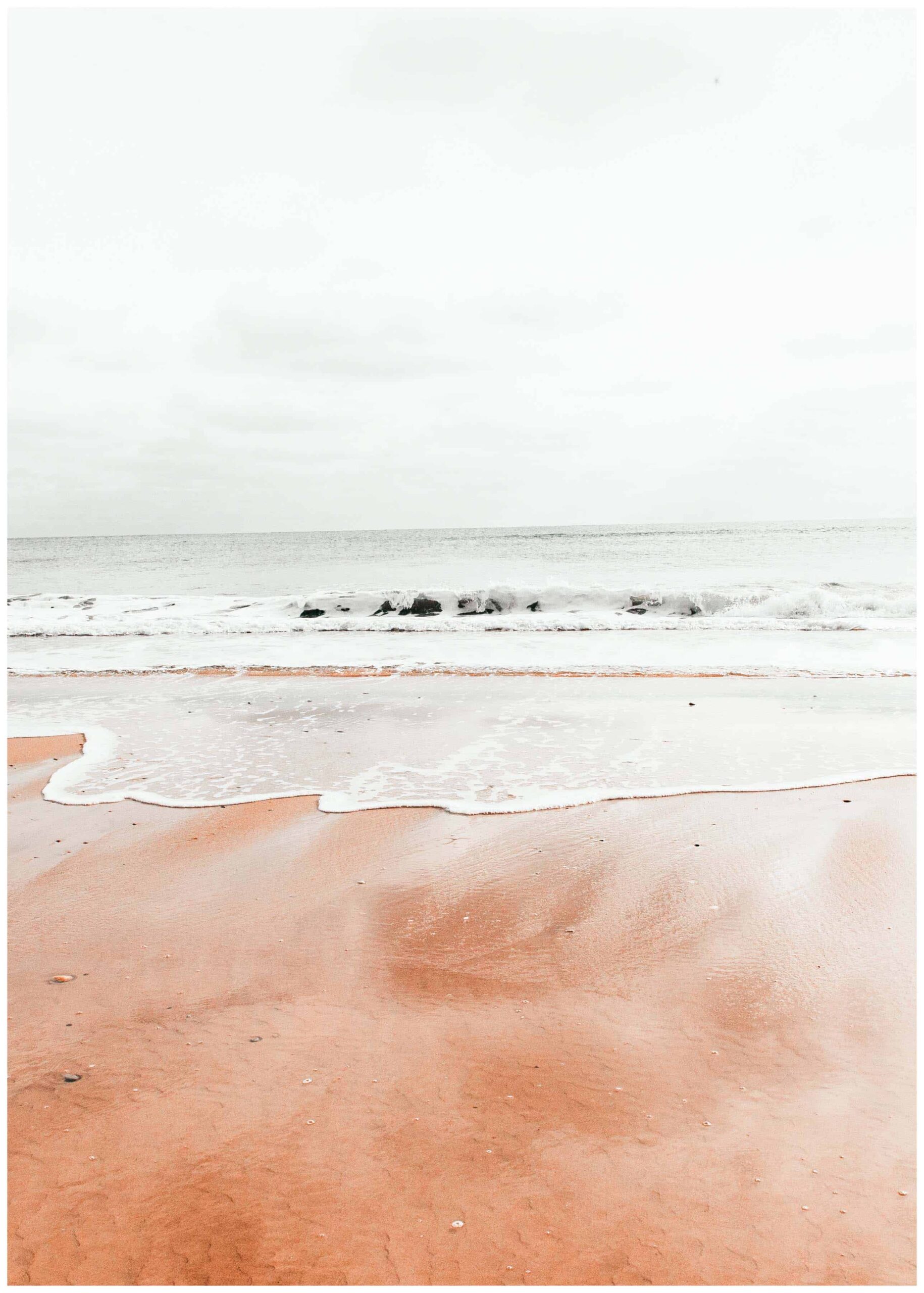 Vågor på brun strand poster