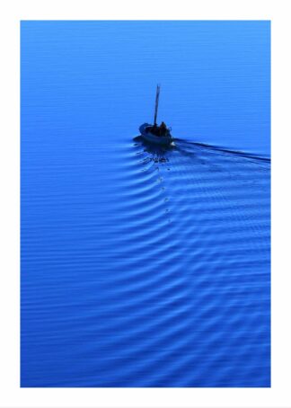 Båt på blått vatten poster