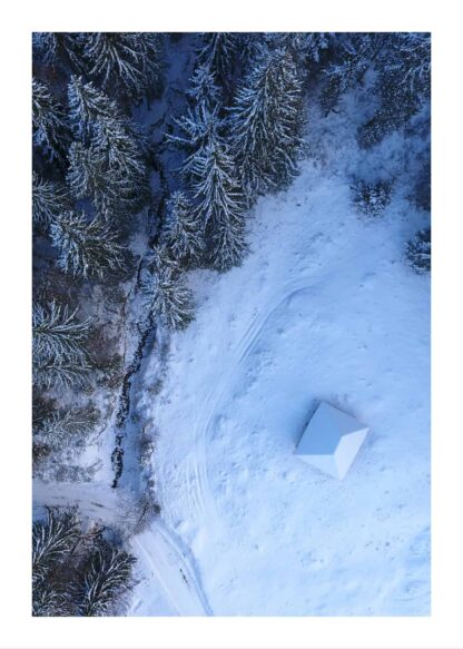 Snöigt landskap sett från ovan poster