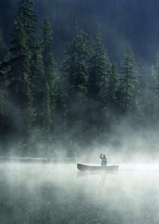 Man i kanot på dimmig sjö poster