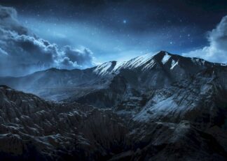 Snötäckt bergslandskap på natten poster