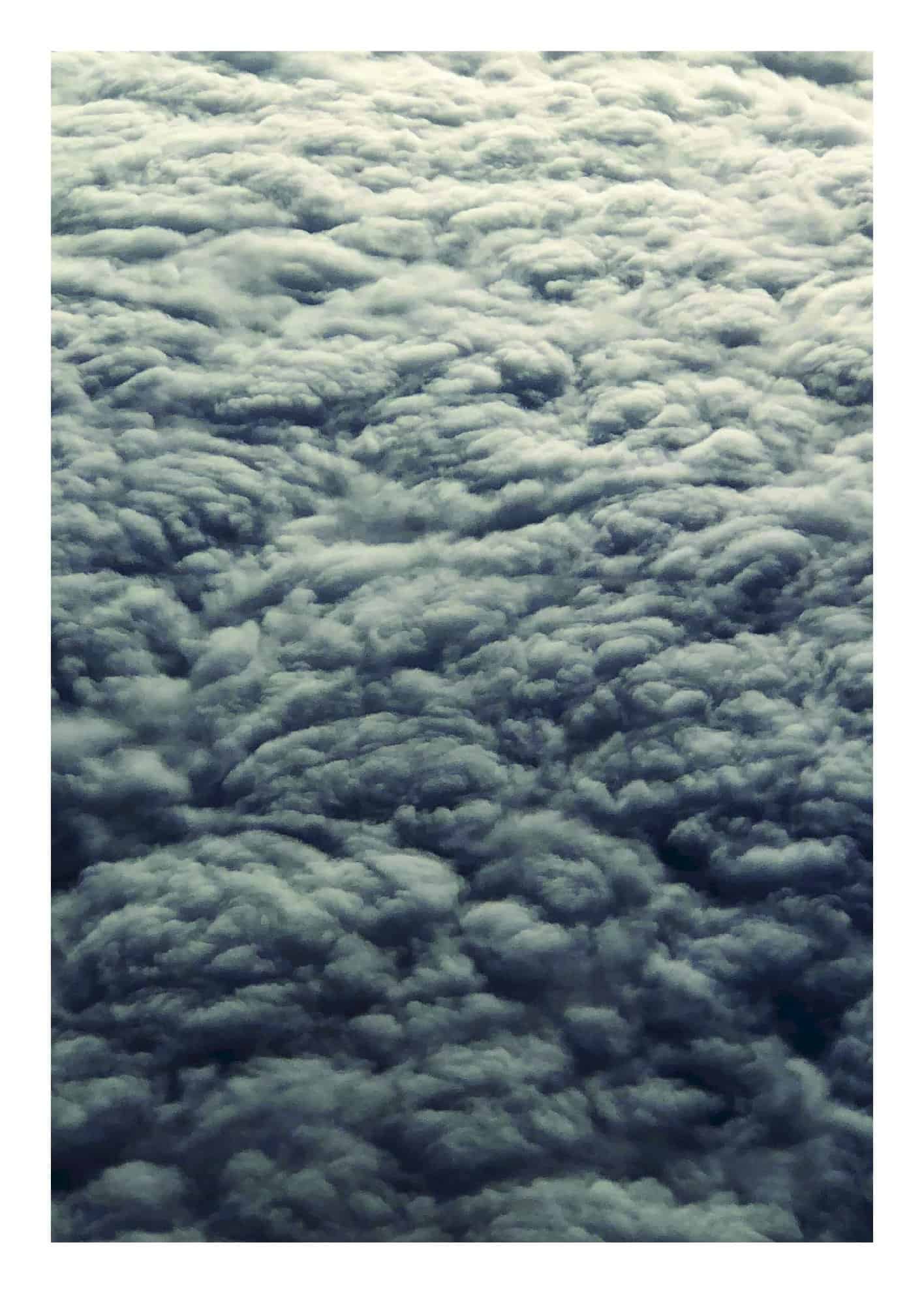 Fluffiga gråa moln poster