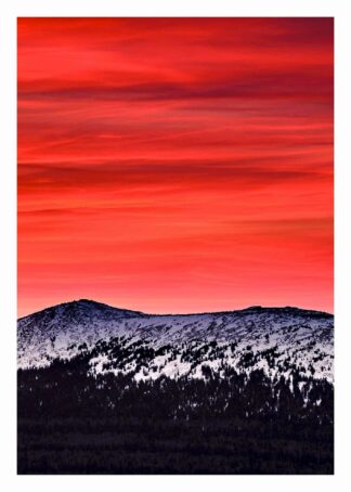 Snöigt berg i röd solnedgång poster