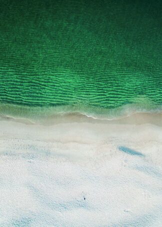 Vit strandkant vid grönt hav poster